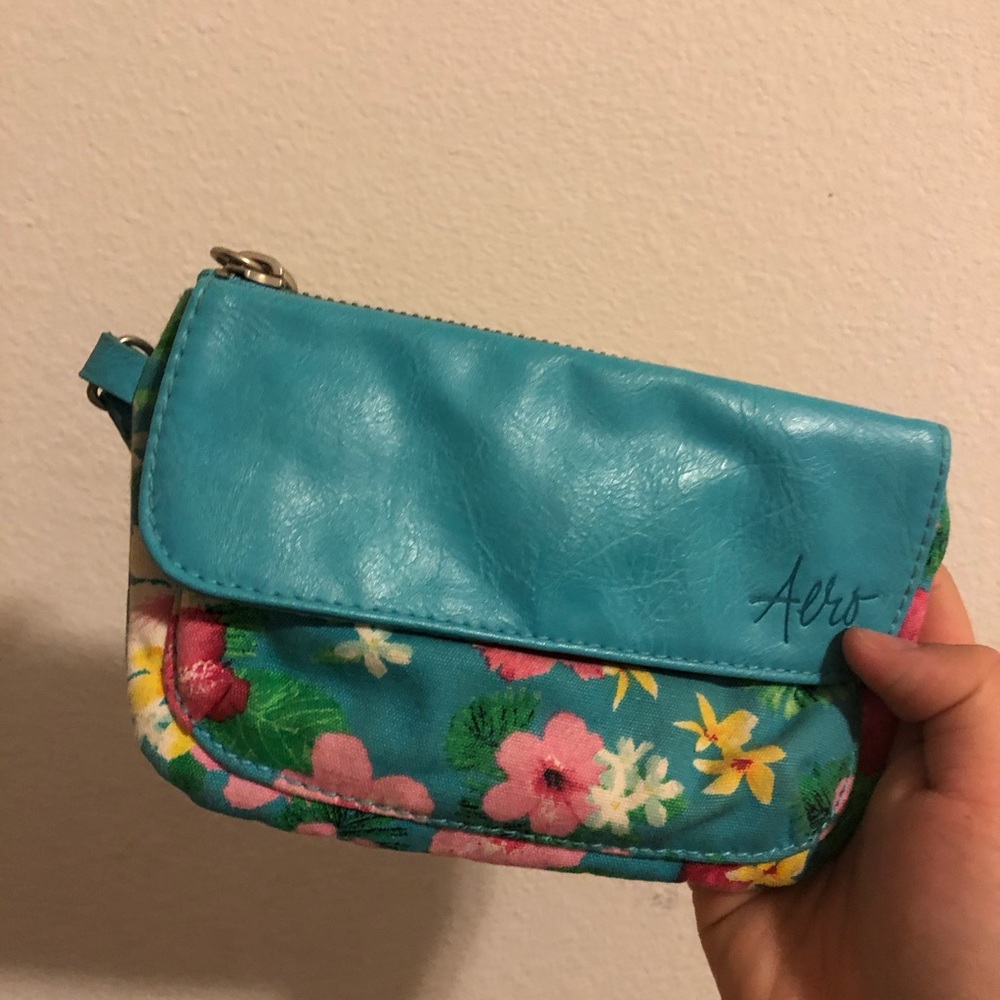 Aero wristlet